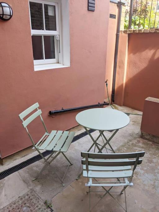 מארגייט Stylish And Colourful Flat Minutes From The Beach מראה חיצוני תמונה