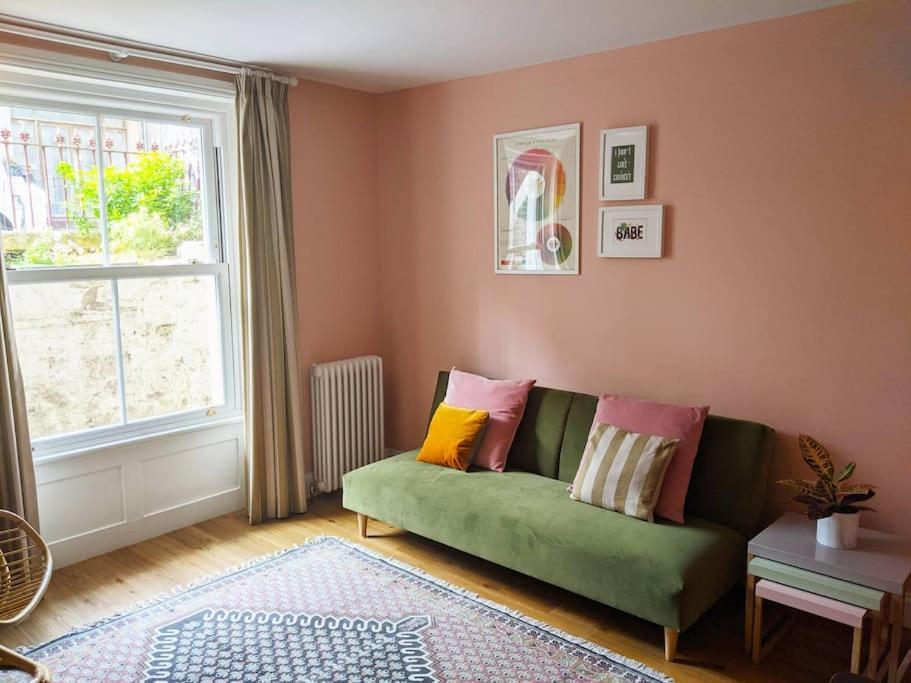 מארגייט Stylish And Colourful Flat Minutes From The Beach מראה חיצוני תמונה