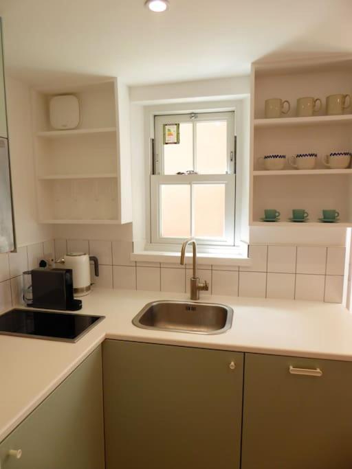 מארגייט Stylish And Colourful Flat Minutes From The Beach מראה חיצוני תמונה